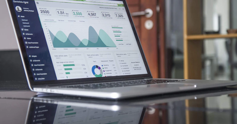 Comparação lado a lado das interfaces do Power BI Desktop e Looker Studio no navegador